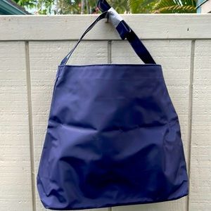 Simple plastic tote